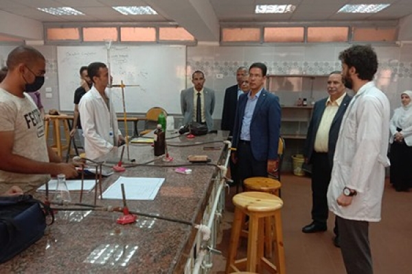 In His Inspection Tour: El Gizawy Inspects the Central Labs at Benha University