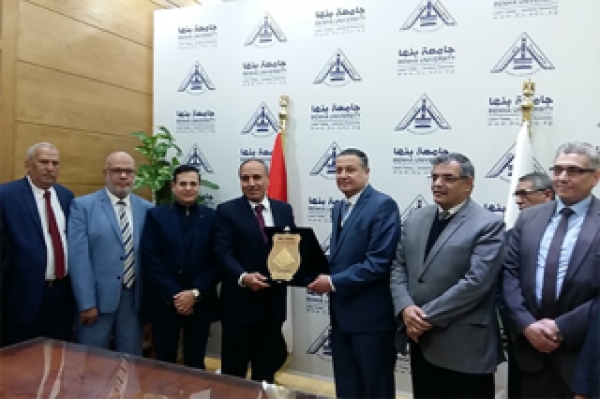 Benha University president hosts EL-Ahram’s editor in chief in his office